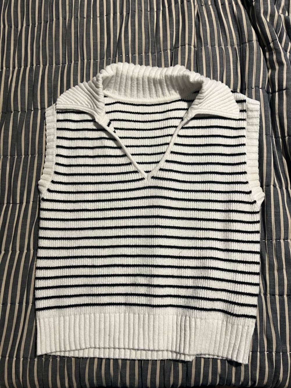 Striped Knit Sleeveless Sweater Vest - White & Black